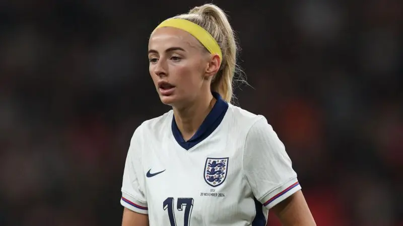 Kelly rief in England Squad, als Mead fällt aus